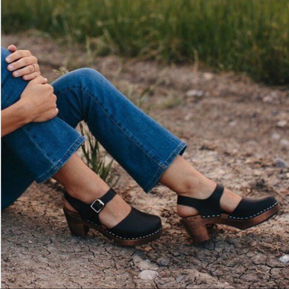 Lotta from Stockholm Highwood black on brown base clogs